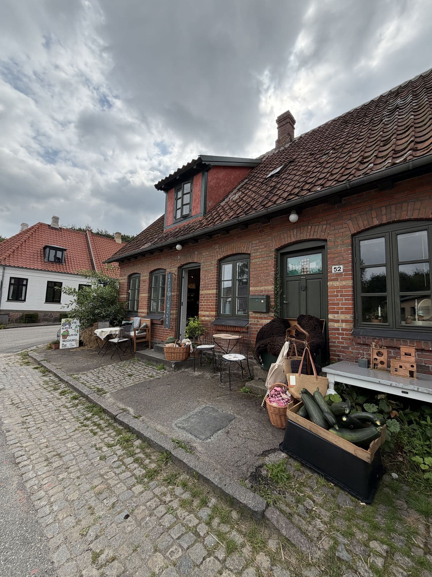 Udsigt langs Slotsgade med Blomsterbiens bindingsværksbygning