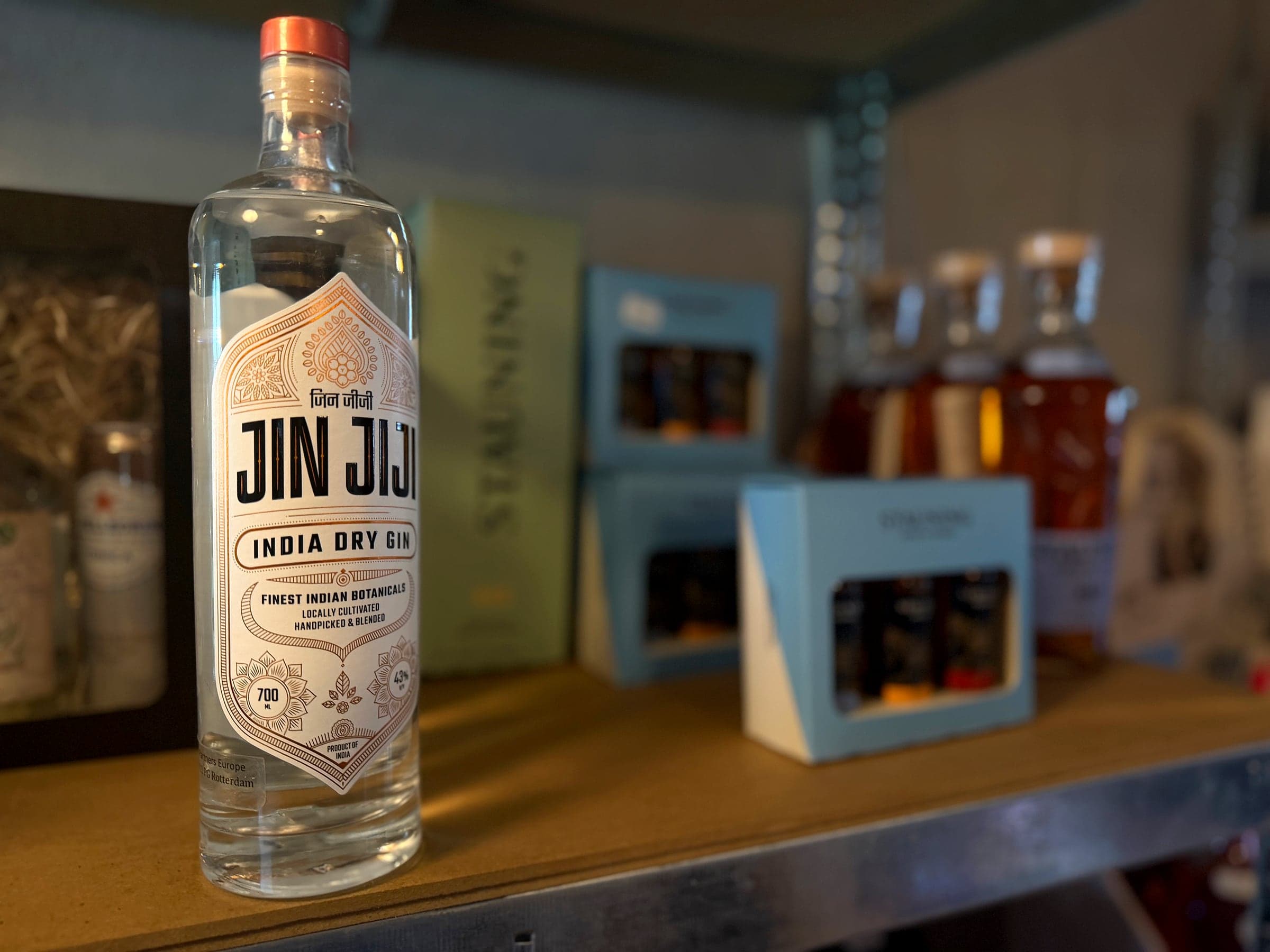 Flaske Jin Jiji India Dry Gin på hylden hos Gin & Vin Outlet