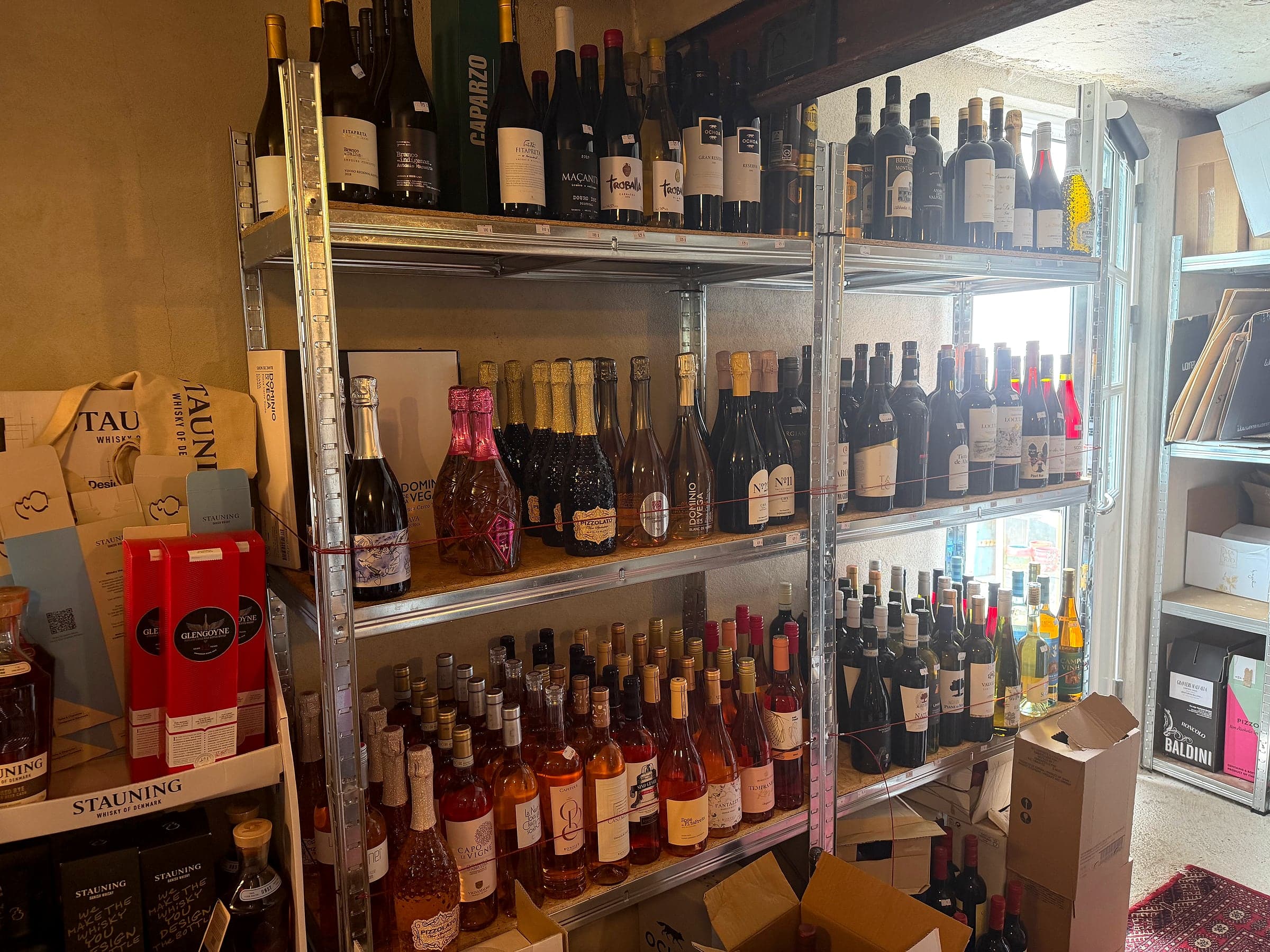 Bred hylde med rødvin, hvidvin og mousserende vin hos Gin & Vin Outlet