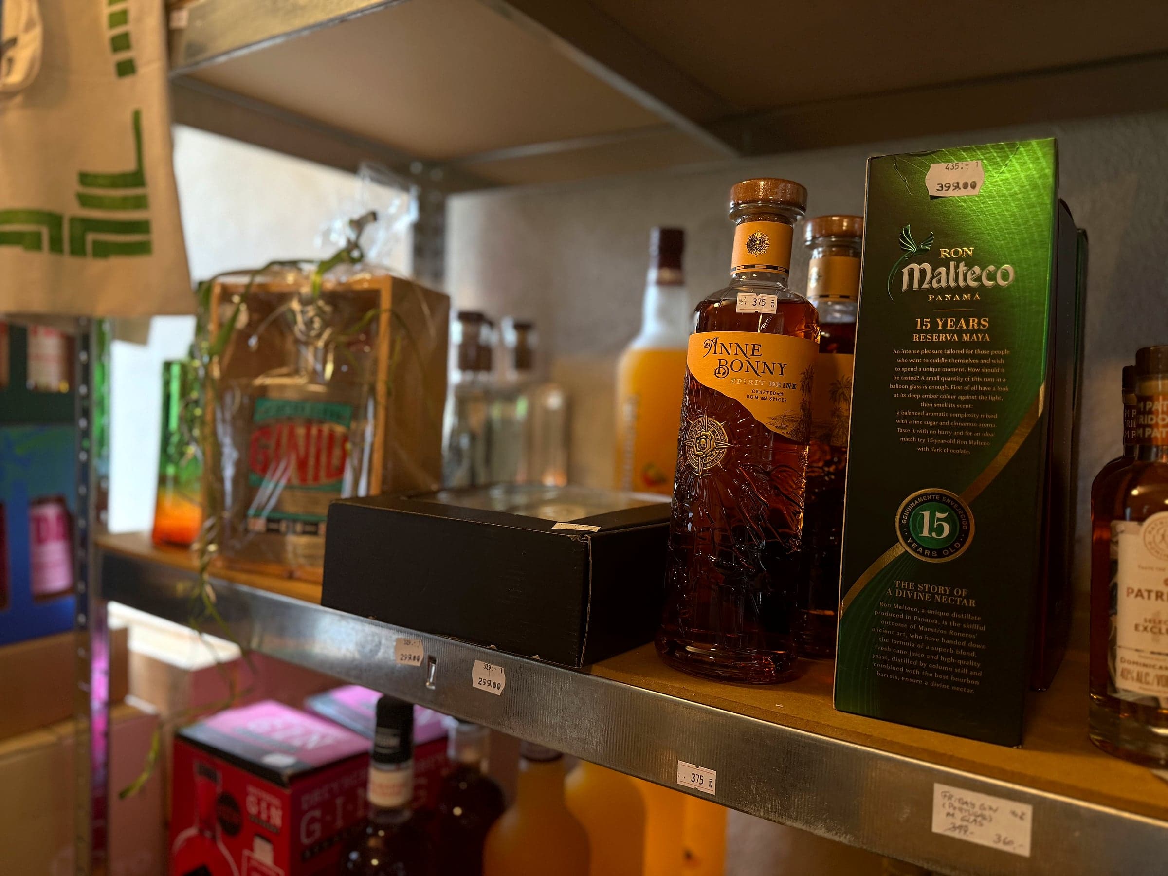 Rom og whisky på hylden, blandt andet Anne Bonny og Ron Malteco