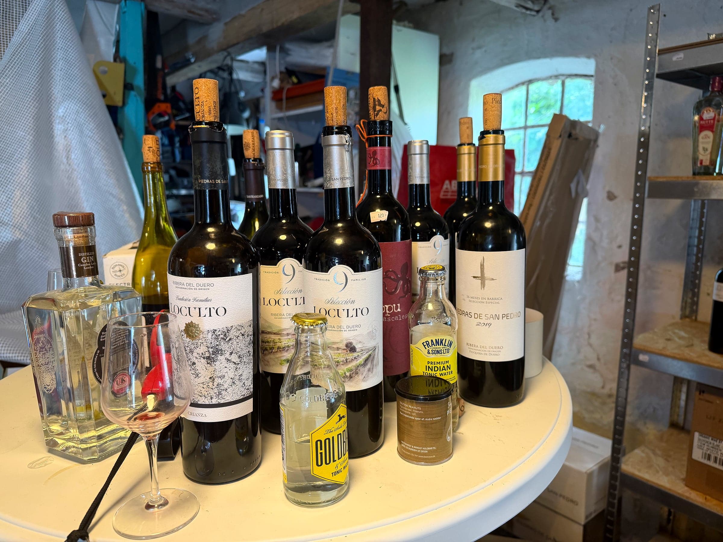 Opstilling til smagning med rødvin, gin og tonic hos Gin & Vin Outlet