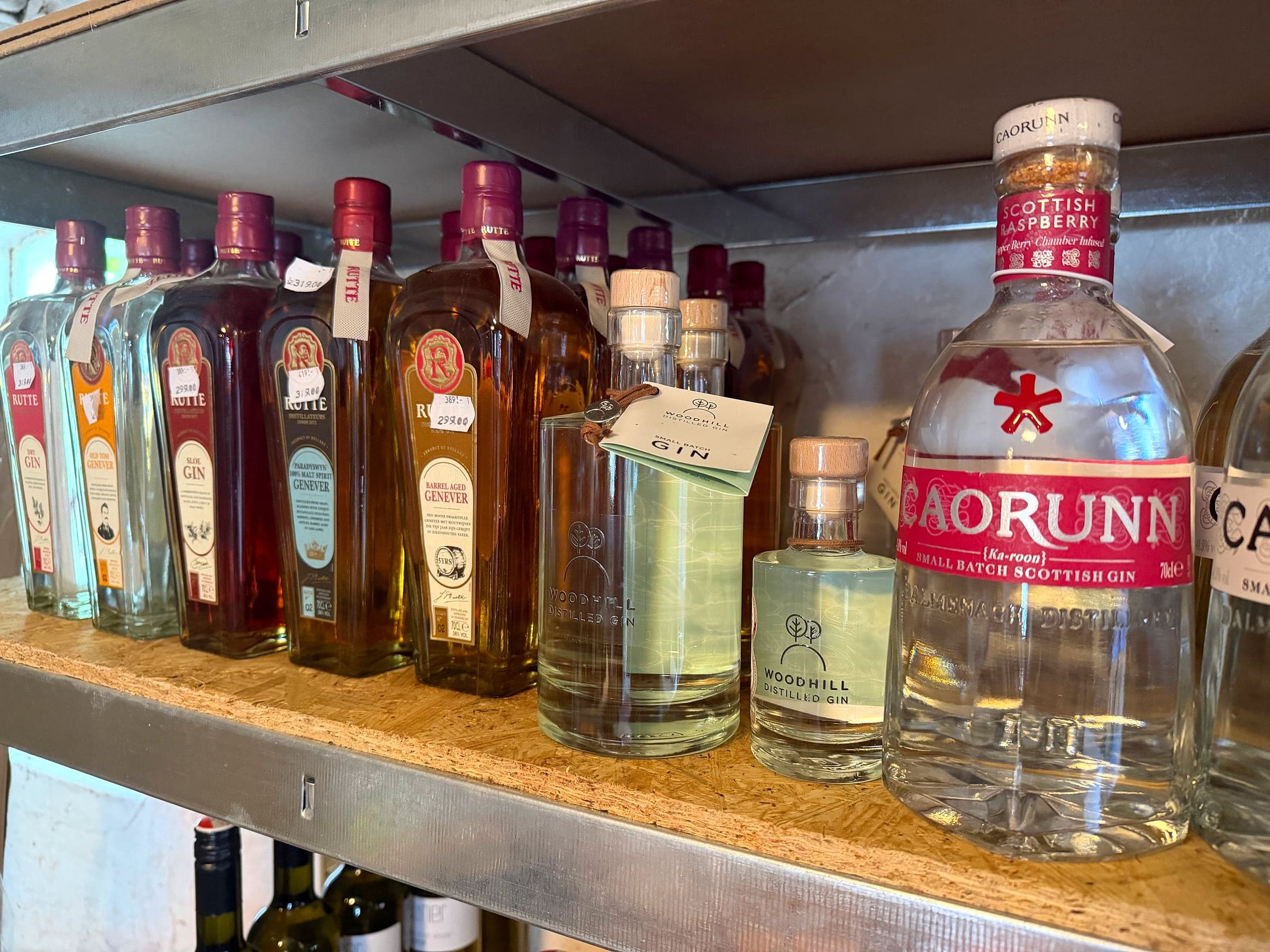 Bred hylde med forskellige gin-mærker, blandt andet Rutte og Caorunn