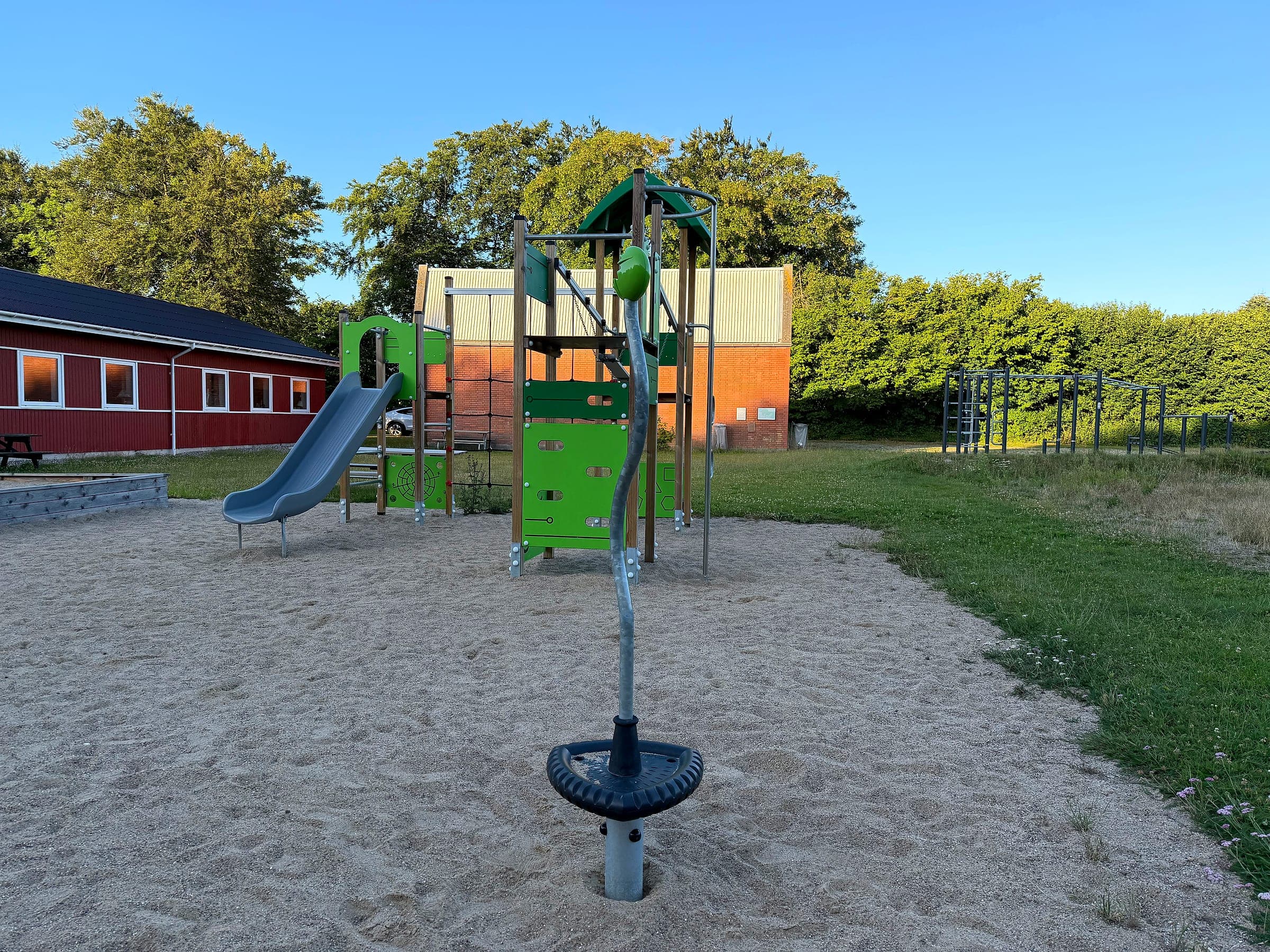 Rutsjebane og karrusel på Hou legeplads en sommeraften