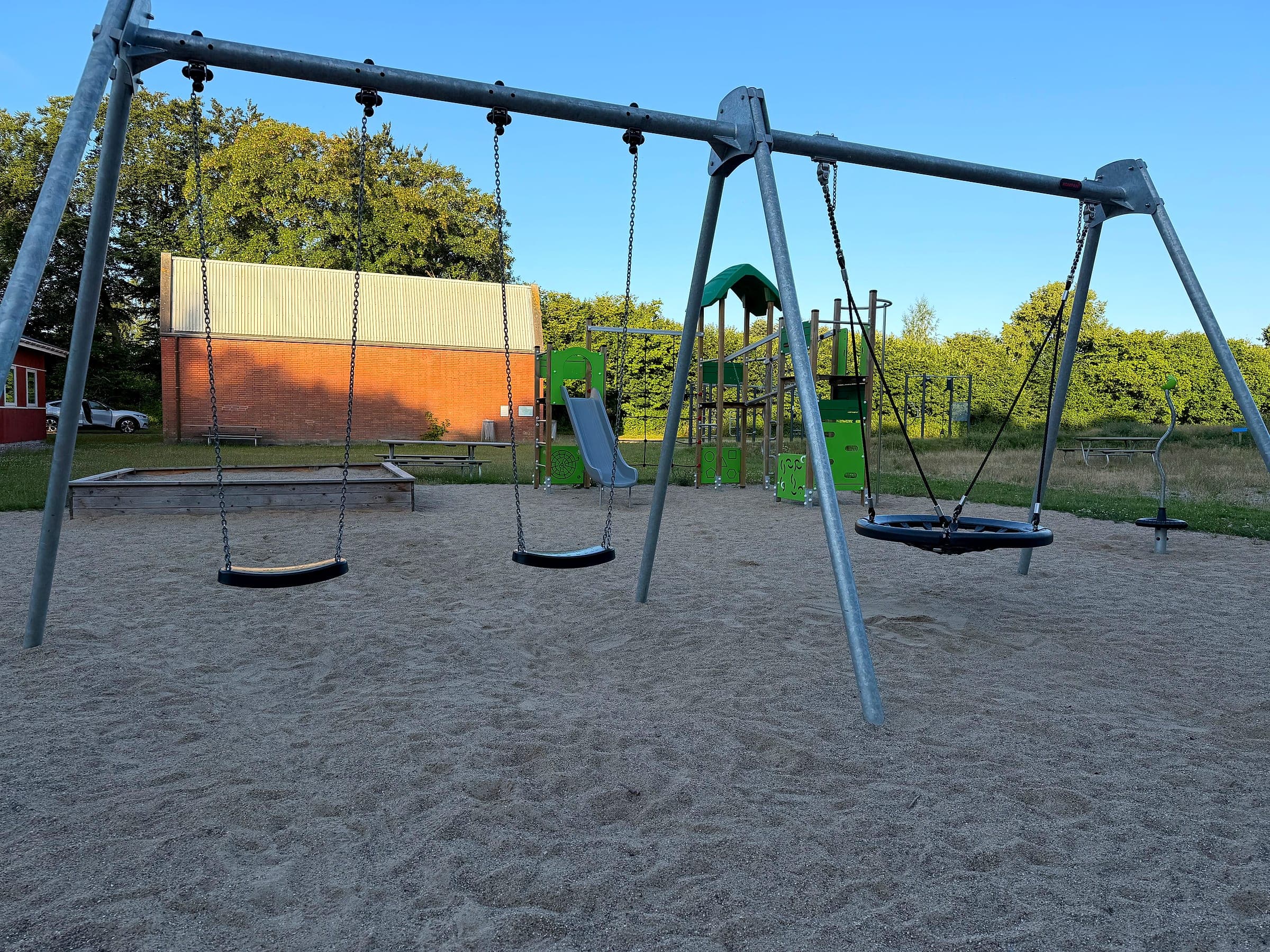 Gyngestativ med almindelig gynge og redegynge på Hou legeplads