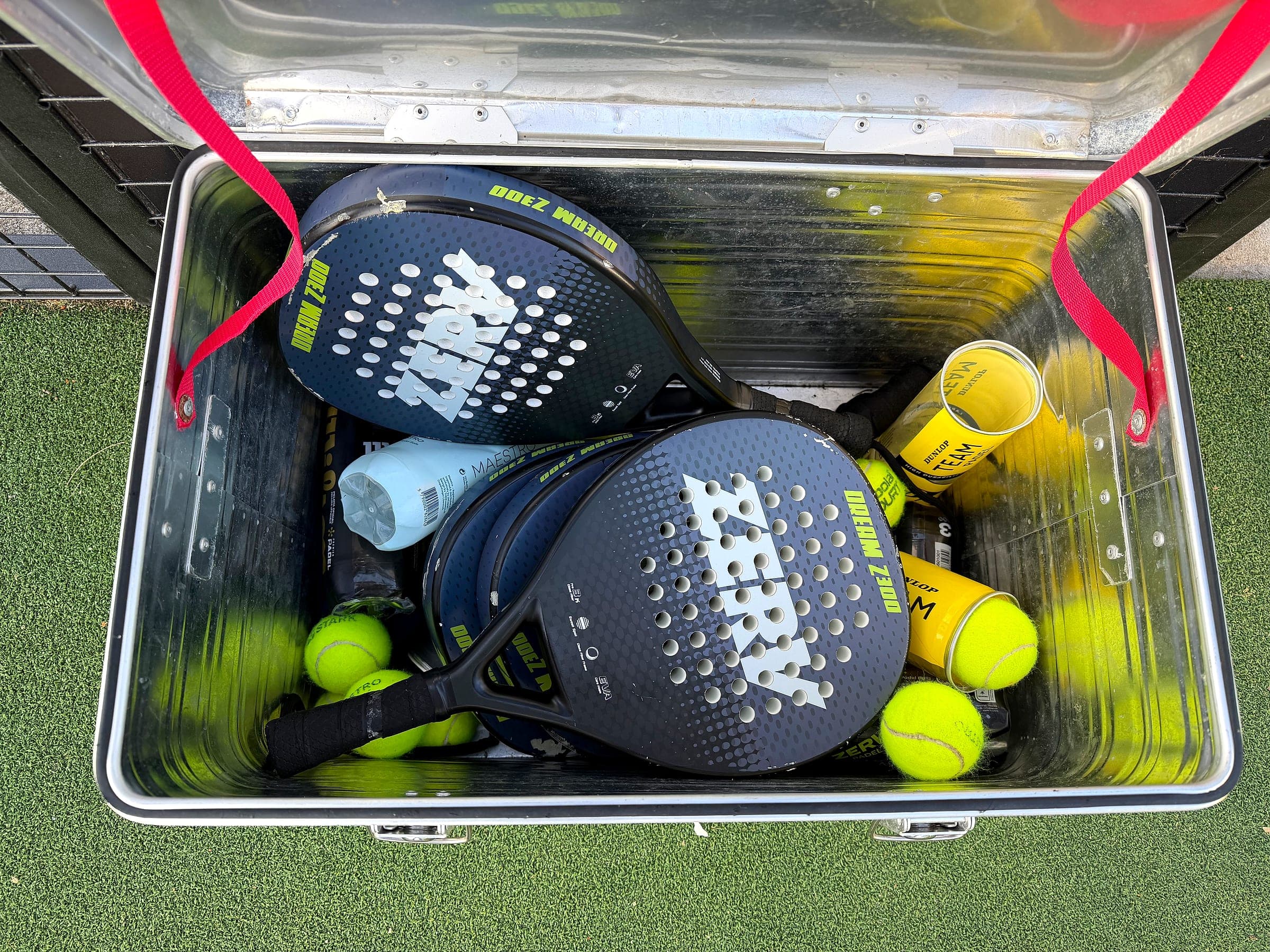 Kasse med padelketchere og bolde klar til udlån på banen
