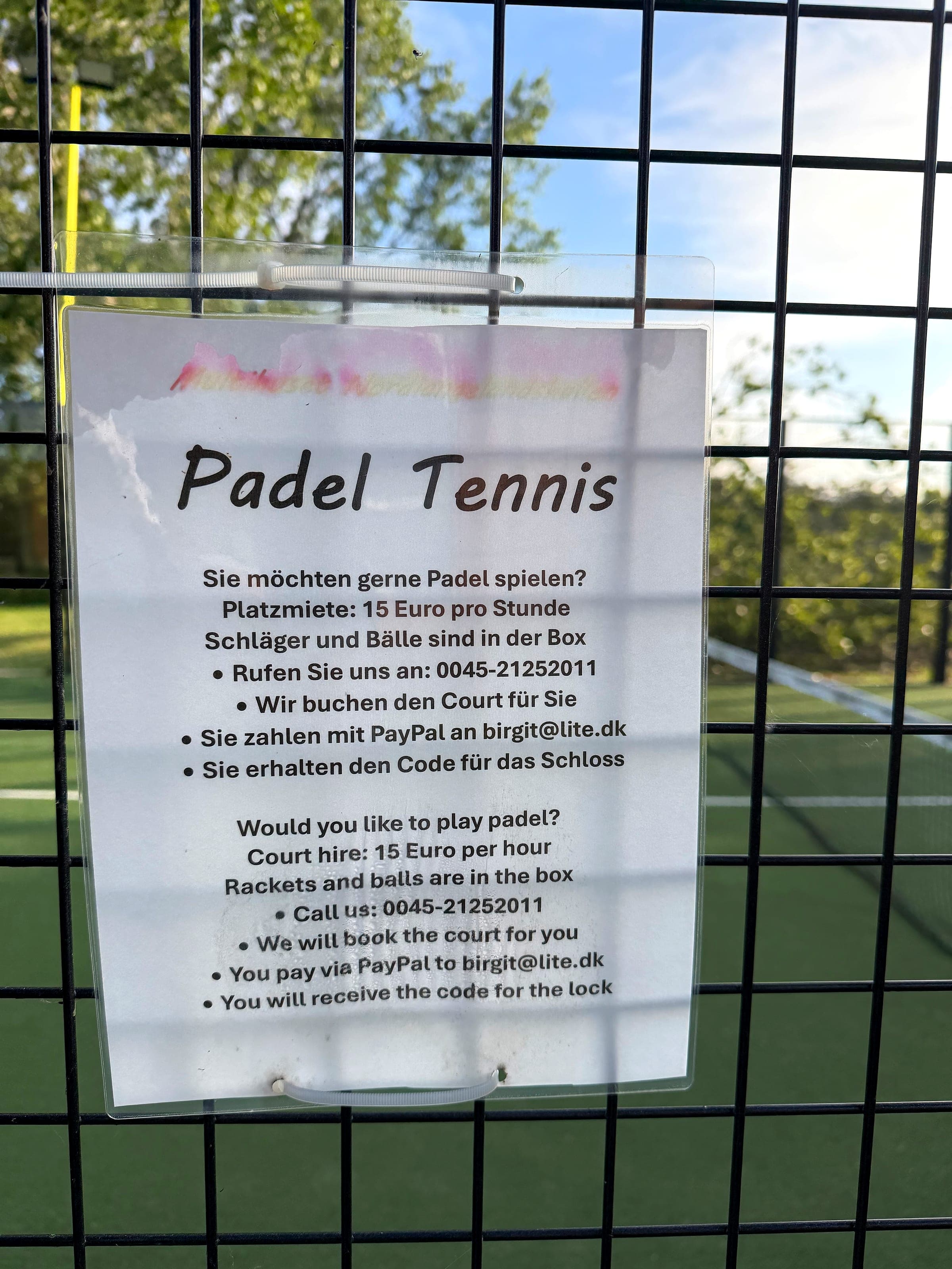 Skilt med praktisk information om booking og pris for padelbanen