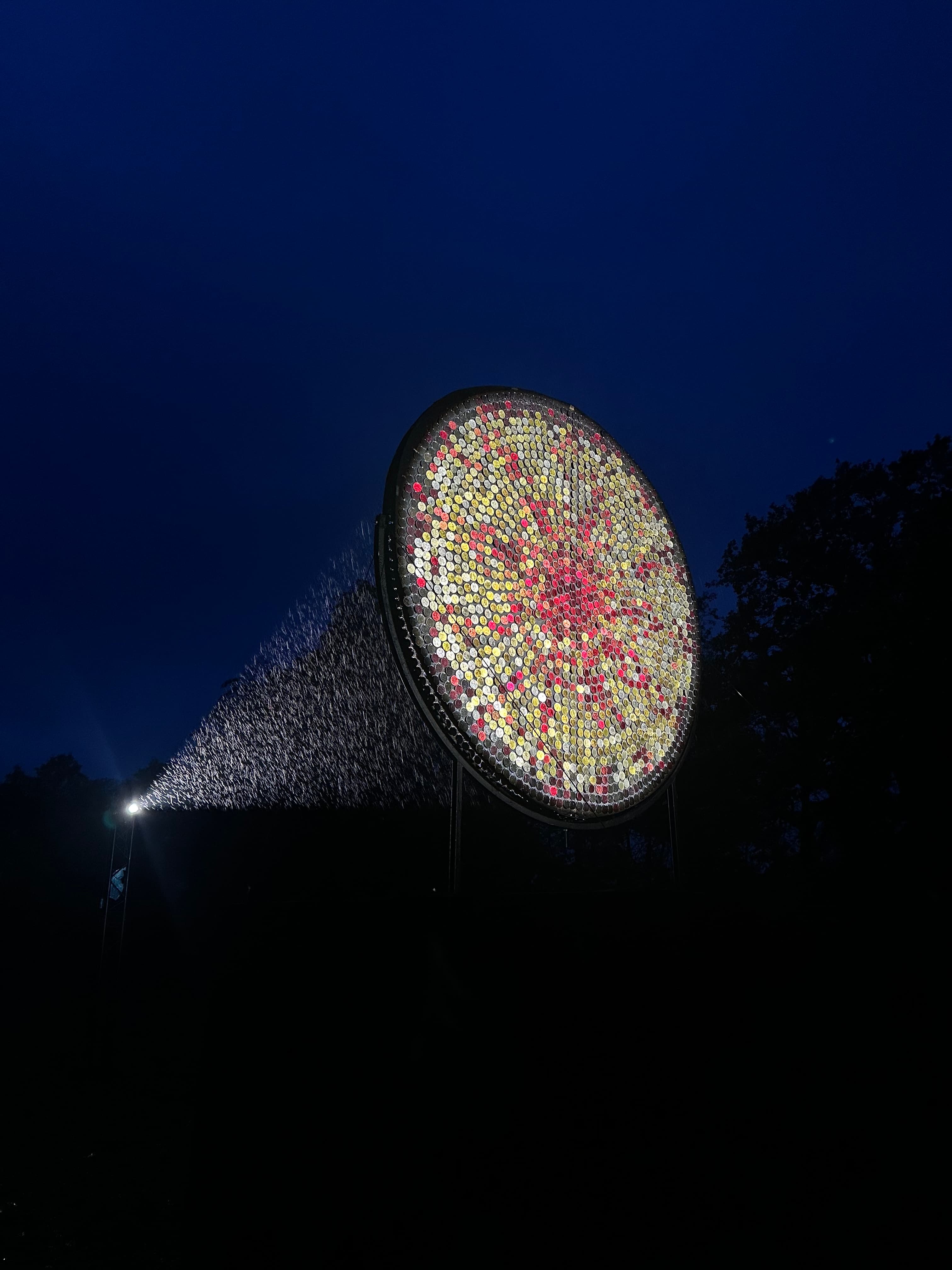 Den reflekterende skulptur 'Soleil Nuit' oplyst i mørket under Lys i mørket i TICKON-parken.
