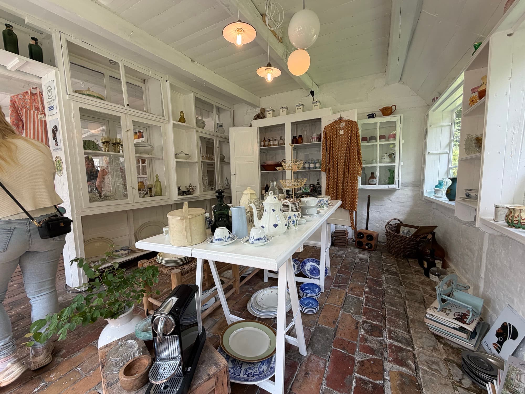 Gæst kigger på vintagetøj og indretning i butikken
