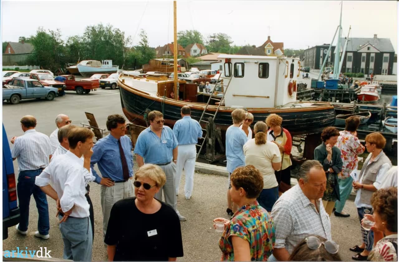 Fiskekutter og mennesker på havnen i Lohals