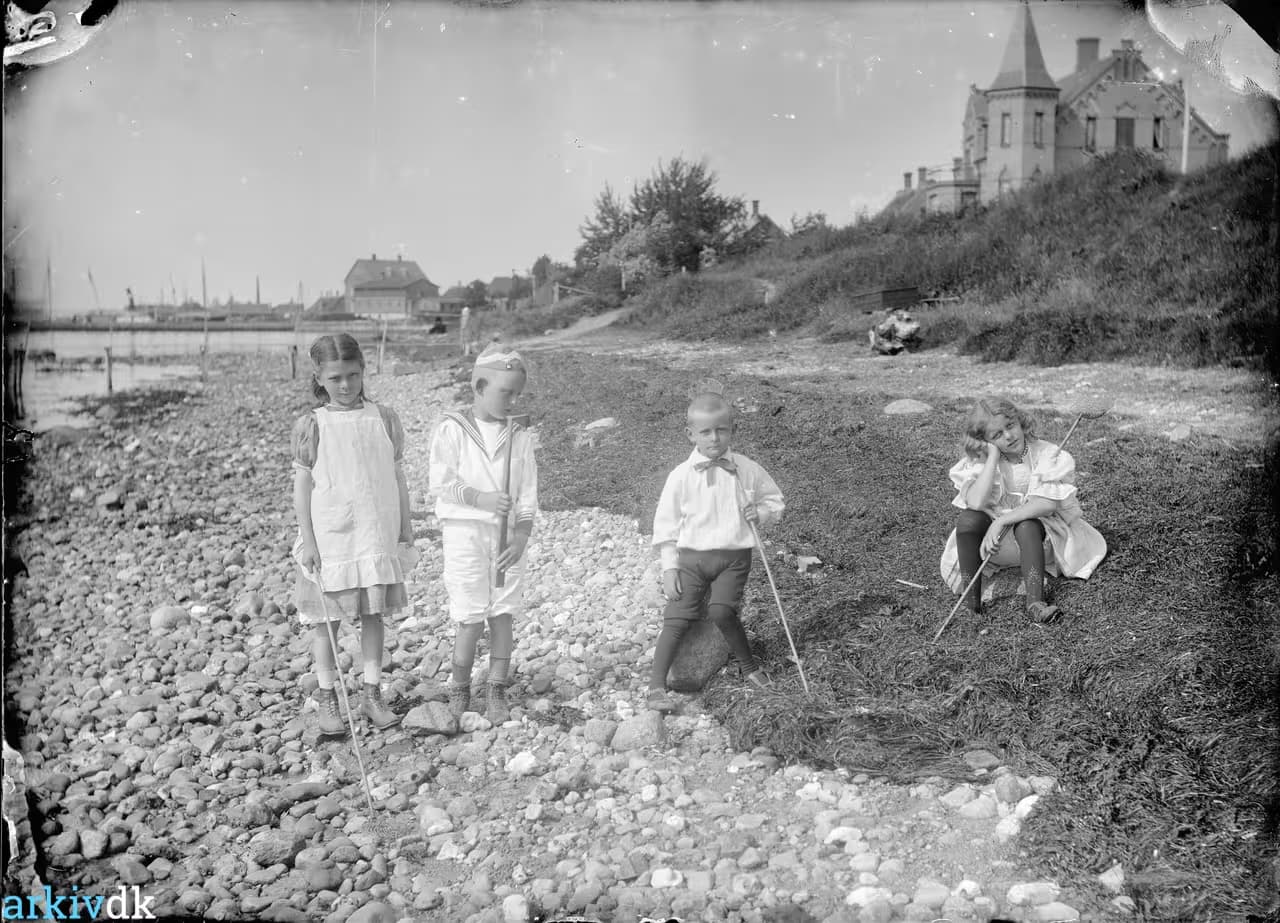 Børn på stranden i Lohals