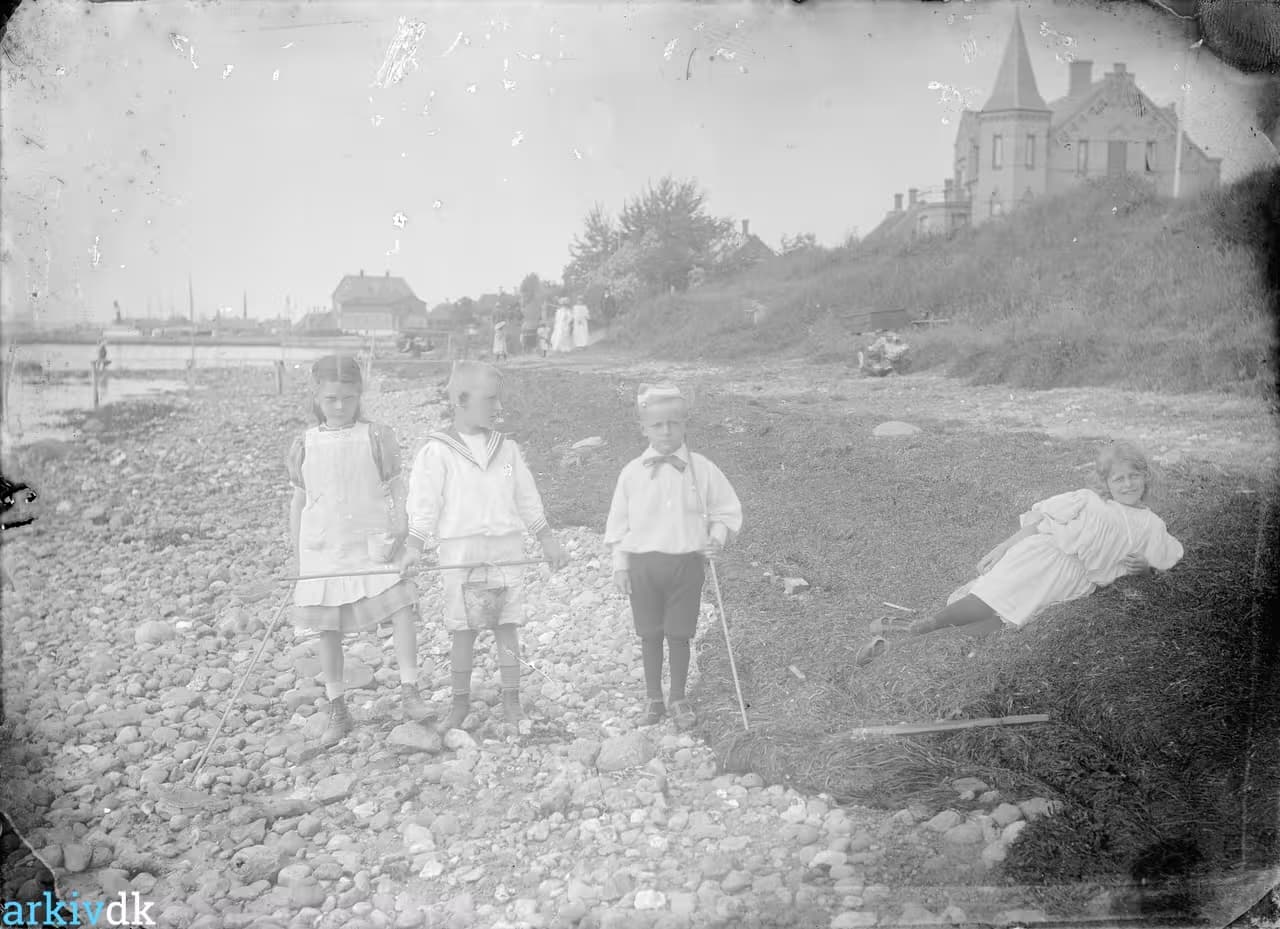 Børn på stranden i Lohals