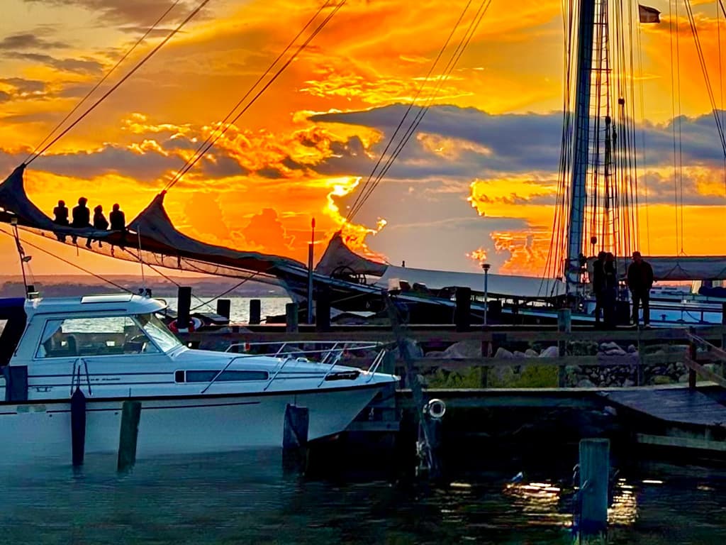 Lohals Havn med bådebroer og havnehus