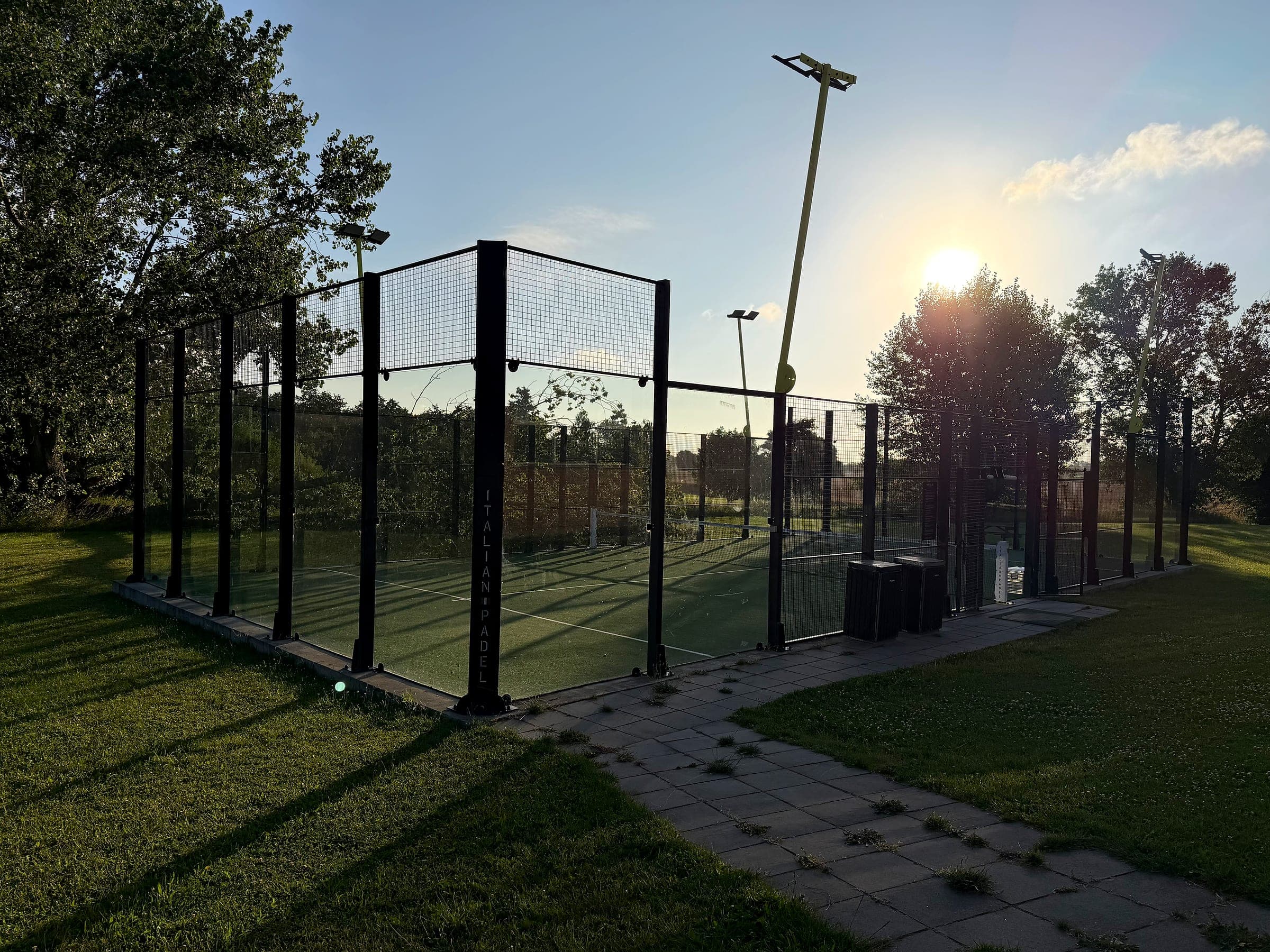 Padelbanen ved Nordlangelandshallen i aftensol