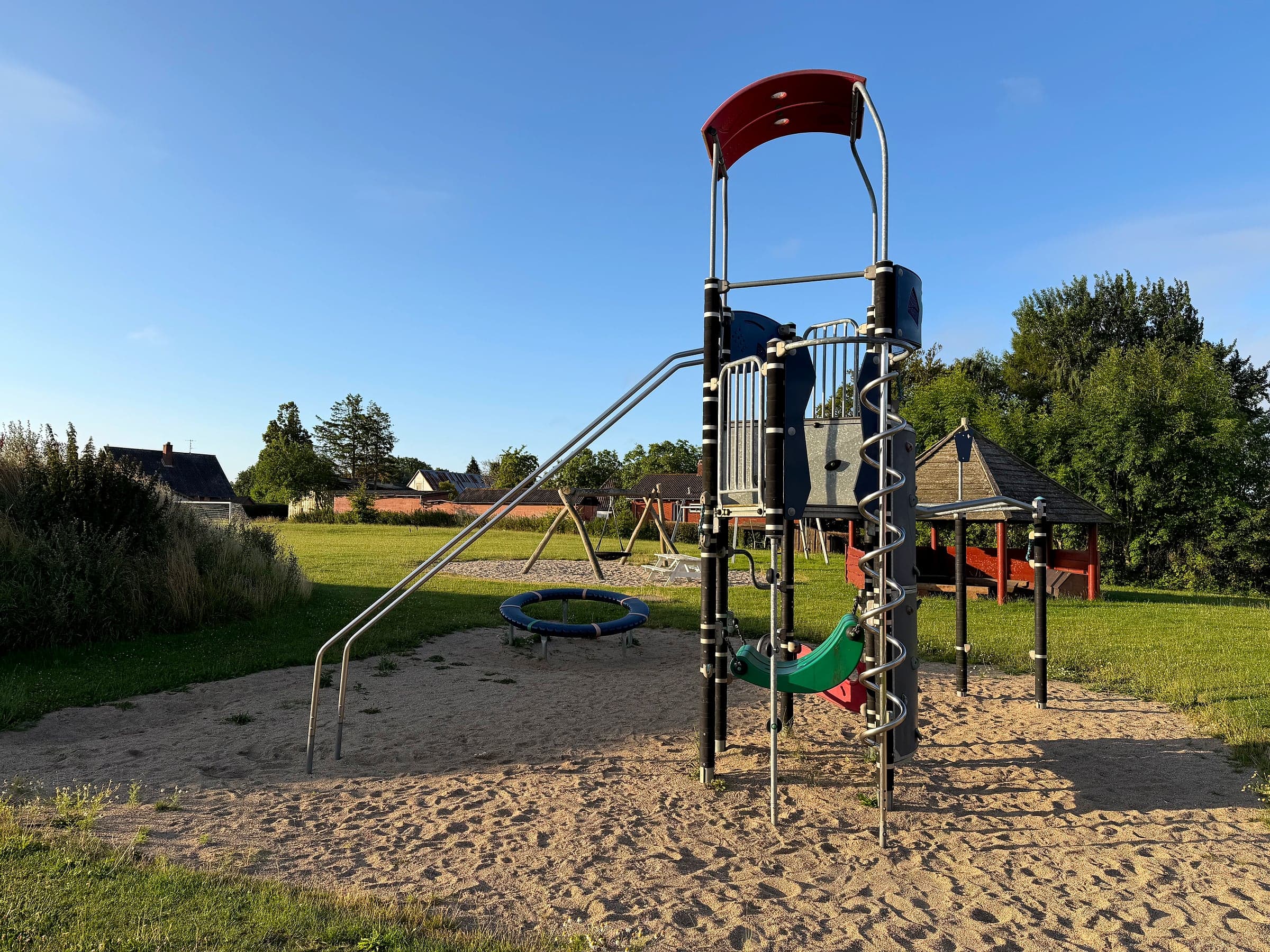 Klatretårn med rutsjebane, edderkoppenet og trampolin på Snøde Legeplads
