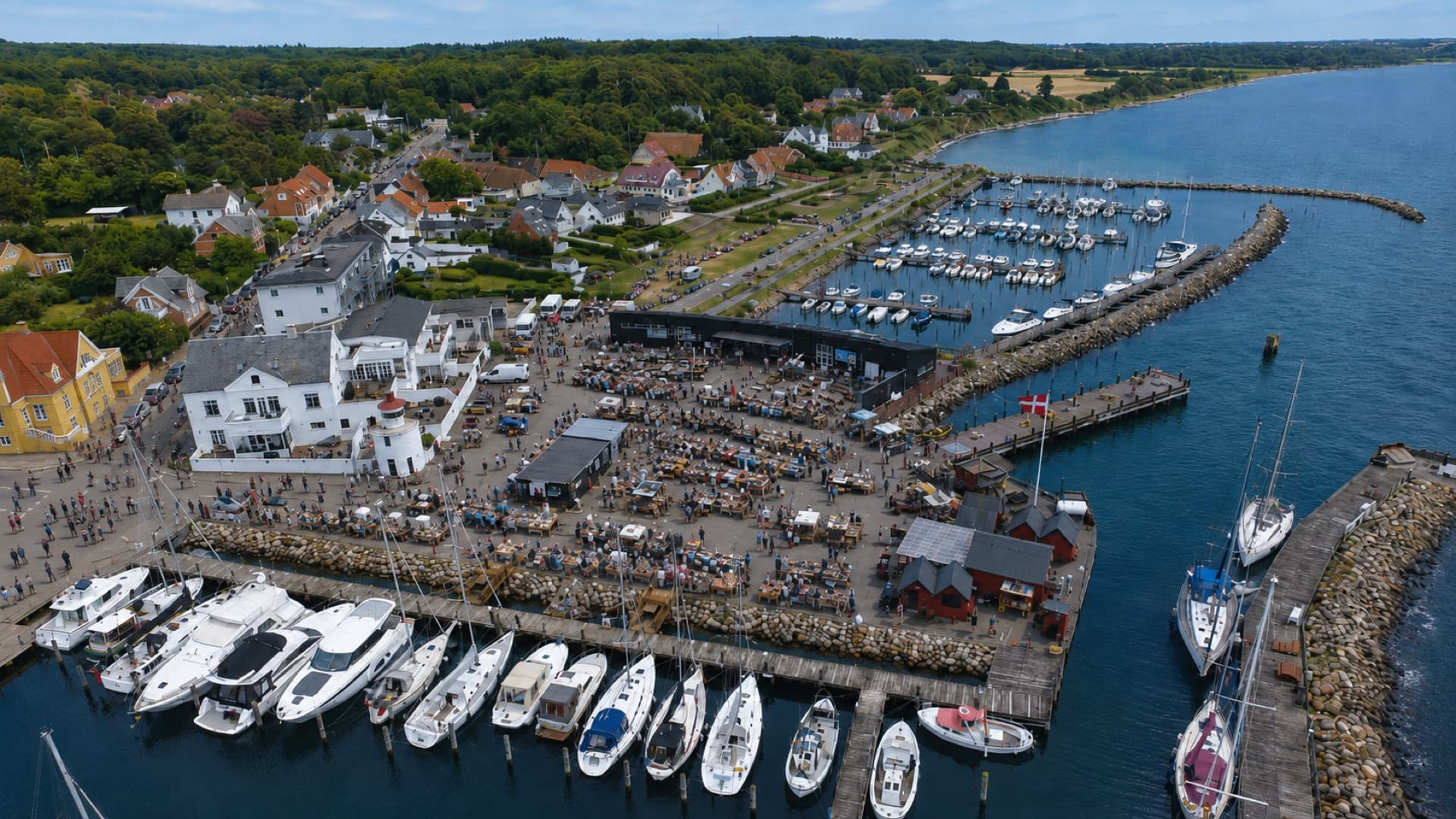 Luftfoto af Lohals Havn med lystbåde og markedsboder